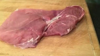 Bifteği tahtayla ezmek.