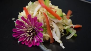 Birkaç sebzeyle salata hazırlıyorum.