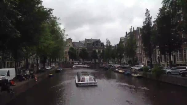 Boot Varen Een Klein Rivierkanaal — Stockvideo