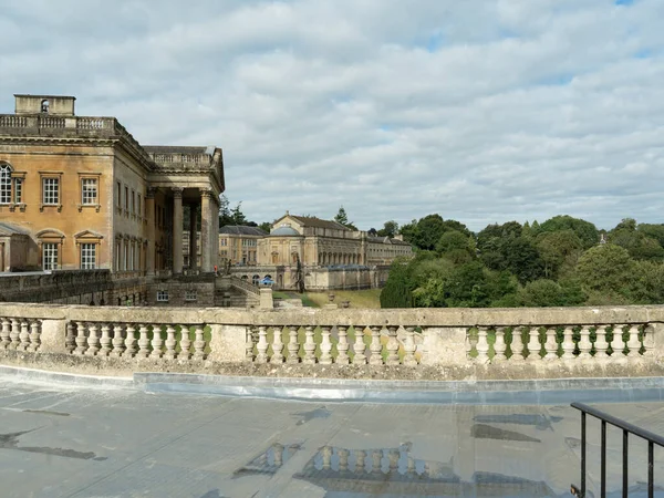 Caddedeki kırmızı telefon kulübesi