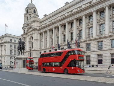 Londra mimarisi ve kırmızı otobüs.