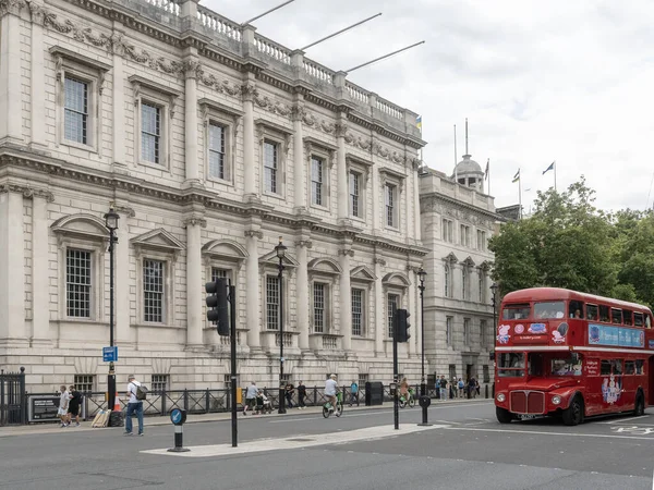 Londra mimarisi ve kırmızı otobüs.