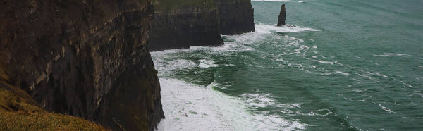 живописный вид на скалистое побережье и синие морские волны с пеной, баннер