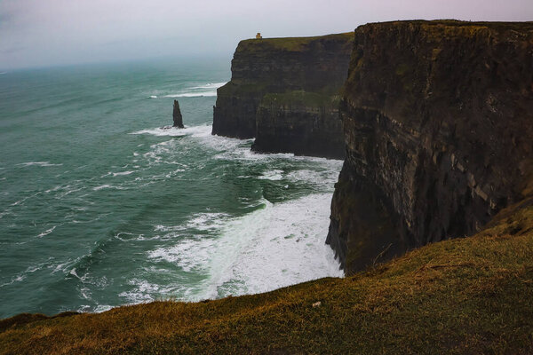 живописный вид скалистой береговой линии и морских волн с пеной 