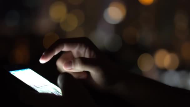 Usuario de Smartphone en la noche. Mano de hombre. Noche en la ciudad. 4K — Vídeos de Stock