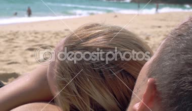 Sahilde oturup okyanus seyretmek gibi bir kadın adamın göğsüne bırakır