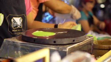 Asya gece pazarı. Şef egzotik tatlılar yemek şeker ve sakız gibi. 4k