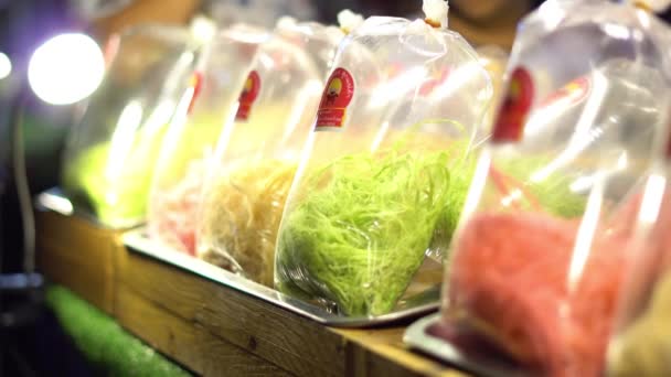 Азиатский ночной рынок. Главный повар экзотических сладостей, как конфеты и жевательная резинка. 4K — стоковое видео
