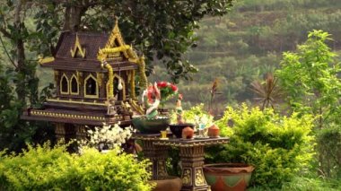 Tayland ruhu House, San Phra Phum, Rean Tevoda, Phuket Adası'nın yeşil dağlarda Pteah Phum. Rock ve çim.