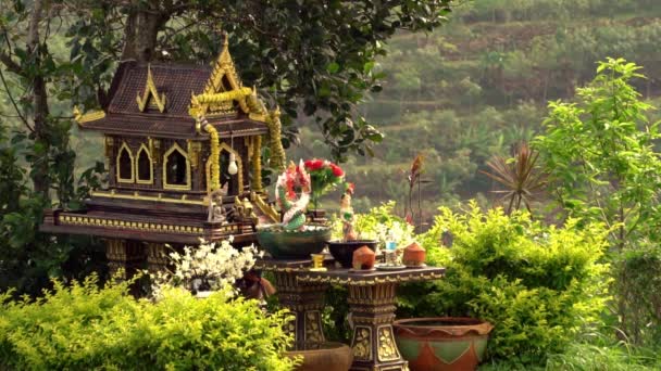 Thailand geest House, San Phra Phum, Rean Tevoda, Pteah Phum, in de groene bergen van eiland Phuket. Rock en de gras. — Stockvideo