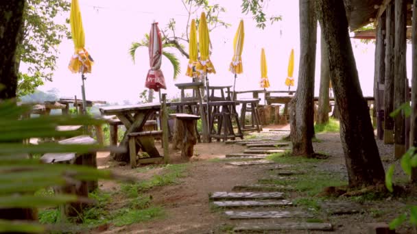 Fermer Café sur plage tropicale, véranda avec parasols fermés. 4K — Video