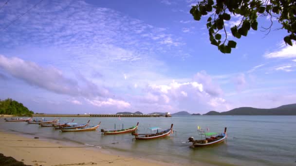 Gökyüzü ve kum Beach Andaman Denizi'nin. Beyaz bulutlar ve geleneksel Tay tekneler - longboat su. 4k — Stok video