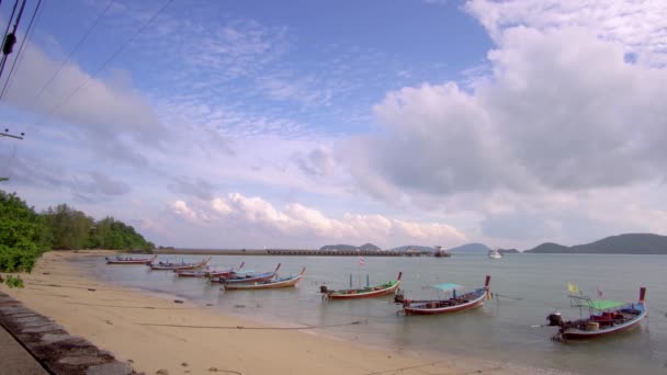 Sky a písku pláže Andamanského moře. Bílá oblaka a tradiční thajské čluny - člunu na hladině. 4k — Stock video
