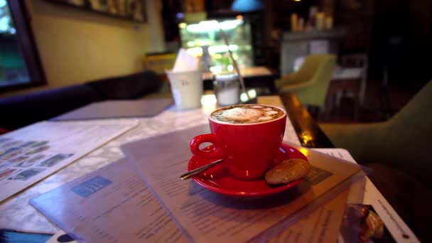 Café. Xícara de cappucchino de café quente. Café escuro. Taça vermelha de bebida quente com vapor. Vídeo em 4K Filmagem — Vídeo de Stock