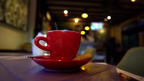 Koffie. Kopje warme koffie Cappucchino. Donkere café. Rood kopje warme drank met stoom. Slow Motion video-opnames — Stockvideo