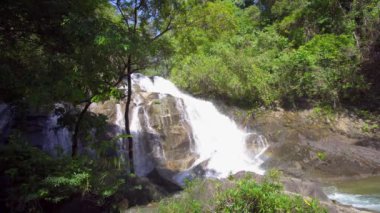 Şelale, Phuket yakın yaklaşım. Tayland, Güney Doğu Asya. 4k