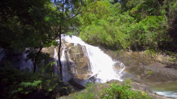 Nära förhållningssätt till vattenfall, Phuket. Thailand, sydöstra Asien. 4k — Stockvideo