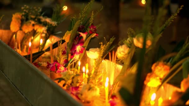 Dia de Buda no templo budista. As pessoas colocam velas, flores e paus de incenso. Wat Nakha Ram, Phuket, Tailândia. 4K — Vídeo de Stock