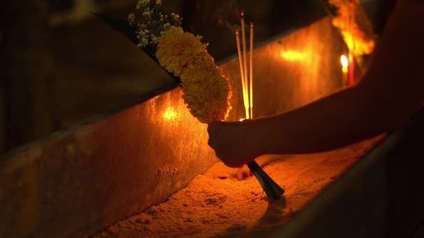 Dia de Buda no templo budista. As pessoas colocam velas, flores e paus de incenso. Wat Nakha Ram, Phuket, Tailândia. 4K — Vídeo de Stock