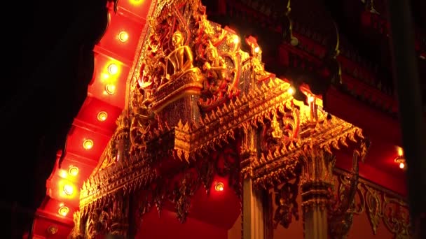 Jour de Bouddha dans le temple bouddhiste. Les gens apportent des bougies, des fleurs et des bâtons d'encens. Wat Nakha Ram, Phuket, Thaïlande. 4K — Video