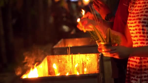 Ο Βούδας ημέρα σε βουδιστικό ναό. Άνθρωποι που κεριά, λουλούδια και θυμίαμα μπαστούνια. Wat Νάκα Ram, Πουκέτ, Ταϊλάνδη. 4k — Αρχείο Βίντεο