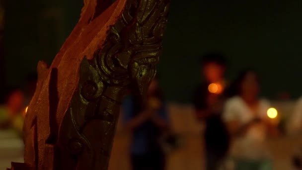 Día de Buddha en templo buddhist. La gente trae velas, flores y varillas de incienso. Wat Nakha Ram, Phuket, Tailandia. 4K — Vídeo de stock