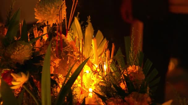 Buddha-Tag im buddhistischen Tempel. Menschen stellten Kerzen, Blumen und Räucherstäbchen auf. wat nakha ram, phuket, thailand 4k — Stockvideo