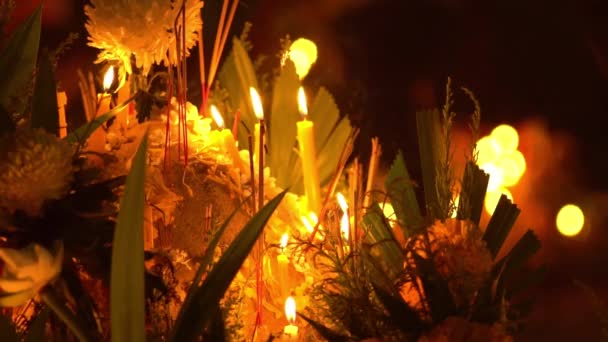 Dia de Buda no templo budista. As pessoas colocam velas, flores e paus de incenso. Wat Nakha Ram, Phuket, Tailândia. Movimento lento — Vídeo de Stock