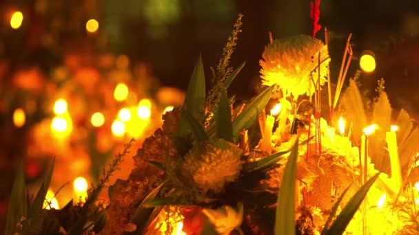 Dia de Buda no templo budista. As pessoas colocam velas, flores e paus de incenso. Wat Nakha Ram, Phuket, Tailândia. 4K — Vídeo de Stock