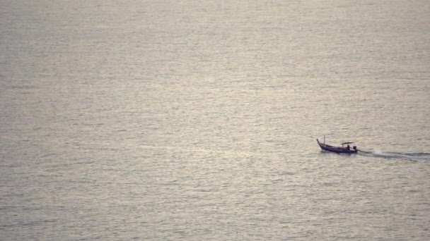 Pescador tailandés navegar por pescado en el mar al atardecer. 4k — Vídeo de stock