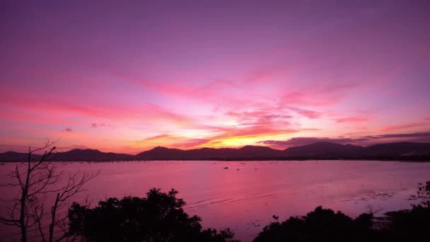 Zonsondergang op zee, bergen op achtergrond, kleurrijke hemel. Boten op de Oceaan. Phuket. Thailand. Azië. 4k — Stockvideo