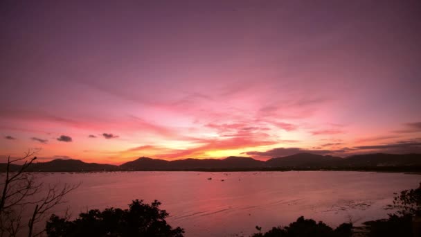 Закат на море, горы на заднем плане, красочное небо. Лодки в океане. Пхукет. Таиланд. Азия. 4K — стоковое видео