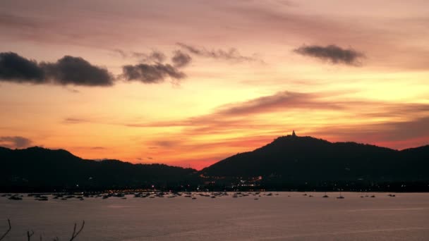 Západ slunce na moři, hory v pozadí, barevné nebe. Lodě v oceánu. Phuket. Thajsko. Asie. 4k — Stock video