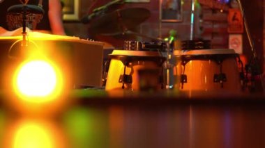 Müzisyenler Blues bir küçük müzik kulüpte oynamak. Mum ön planda. Davul. Gitar çalan. 4k