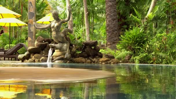 Hot springs resort Bazén. Luxusní Bazén s minerální vodou v lázeňském centru. Zelené stromy. 4k. — Stock video