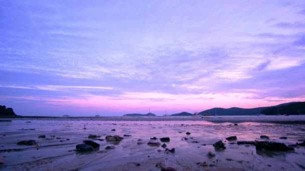 Zandstrand bij eb tijd met de golven van de zee als gevolg van zonsondergang licht. Jachten op de achtergrond. 4 k. groothoeklens — Stockvideo
