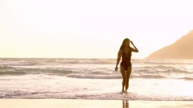 Uzak deniz yavaş yürüyen kadın.