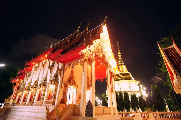 Budování buddhistický chrám v noci. Phuket, Thajsko — Stock fotografie