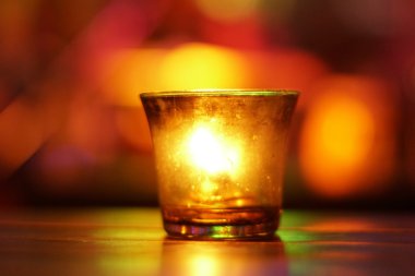 Bir bardak sıcak sesi mum. Bokeh ile arka plan bulanıklık