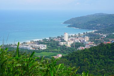 Yüksek doğal görünüm noktası manzara dağ ve mavi Andaman Denizi Tayland Phuket Adası tatil