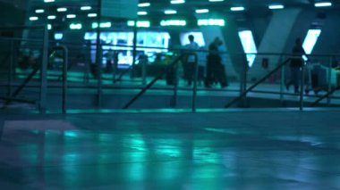 Havaalanı terminal zemin bloored ışıkları Led işaretleri yansıtır. Taksi araba. İnsanlar ile çanta. Geliş ve gidiş. Yeşil parlak yansımalar. Gün.