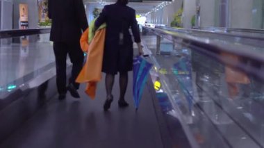 Bir Havaalanı Terminal düz yürüyen merdiven üzerinde hareket insanlar ya da tren istasyonu.