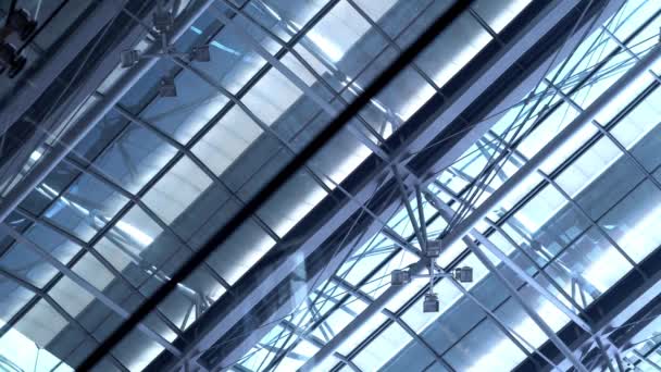 Крыша терминала аэропорта отражает людей, которые путешествуют. Тихо и стекло. Люди с сумками вылетают и прибывают . — стоковое видео