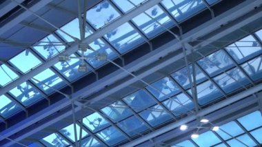 Havaalanı terminal çatı insanlar trafik yansıtmaktadır. Hala ve cam. Çanta gidiş ve geliş grubu.