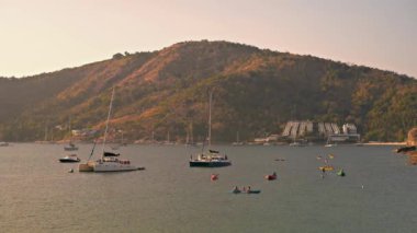Tayland. Phuket. Ya Nui Sahili. Denizde yat. 4K