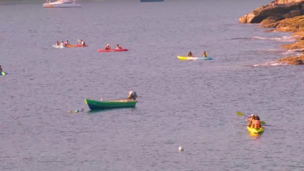 Tailandia. Playa Naiharn. Gente en kayaks y savia. — Vídeo de stock