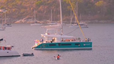 Tayland. Phuket. Ya Nui Sahili. Anchorage 'da yat. 4K