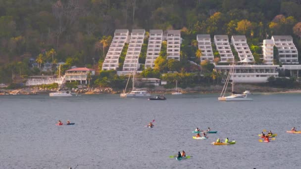 Tajlandia. Plaża Naiharn. Ludzie na kajakach i soku. Hotel — Wideo stockowe