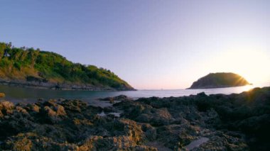 Phuket 'teki Ya Nui Sahili' nde gün batımı. 4K.