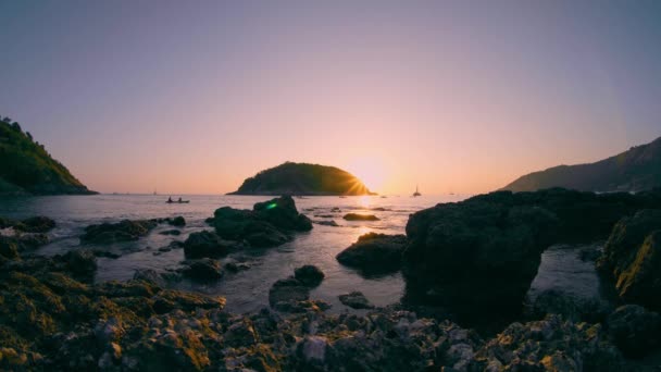 Захід сонця на пляжі Ya Nui у Пхукеті. 4K. — стокове відео